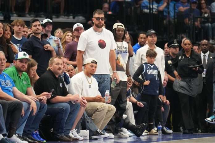 CRAZY ATMSOSPHERE :Travis Kelce is BOOED in Dallas after rocking up at Mavs-Timberwolves with Patrick and Brittany Mahomes... leaving the Chiefs star baffled before his teammate gets a huge ovation